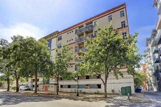 Building Photo - 711 W 26th St