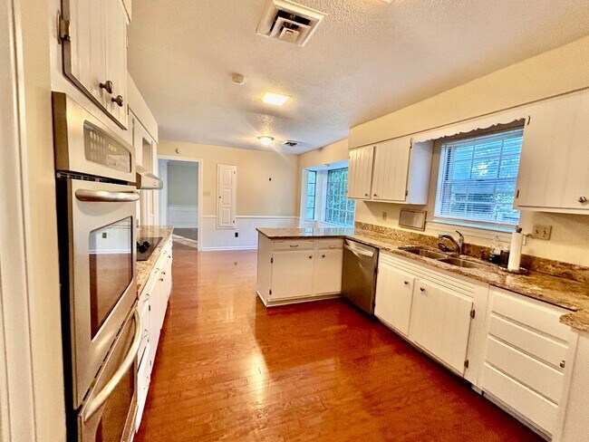 Foto del edificio - Newly Renovated 4 Bedroom 2.5 Bath | Germa...