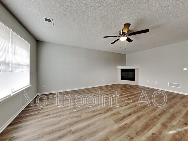 Foto del edificio - 514 NW Woodbury Dr