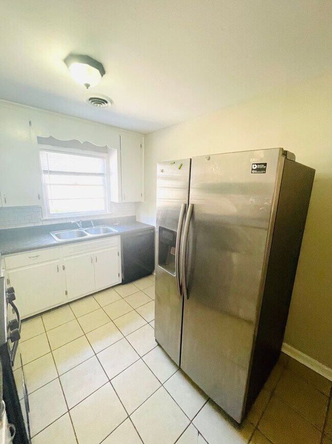 Foto del edificio - 1104 Fairfax Ct