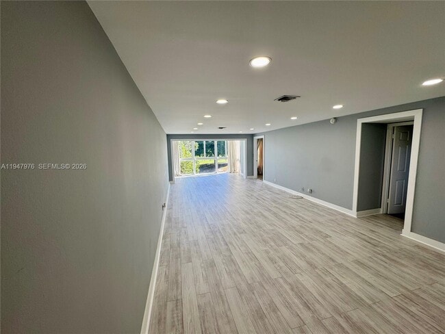 Foto del edificio - 3300 N Palm Aire Dr