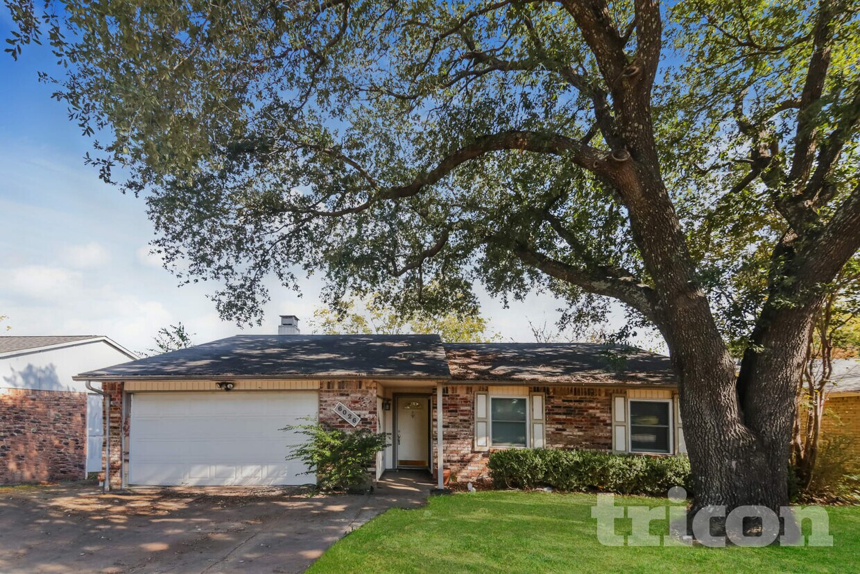 Foto principal - 6026 Lakecrest Dr