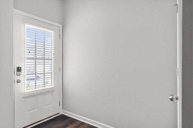Building Photo - 4 bed / 2.5 bath in Gainesville! Retreat a...