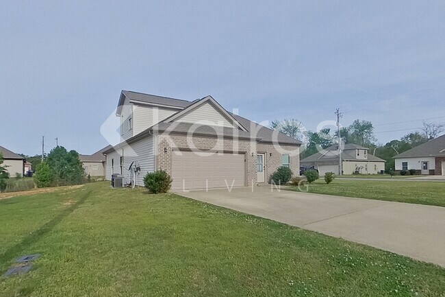 Building Photo - 636 White Oak Cir