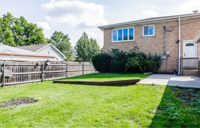 Building Photo - 7840 Cronin Ave