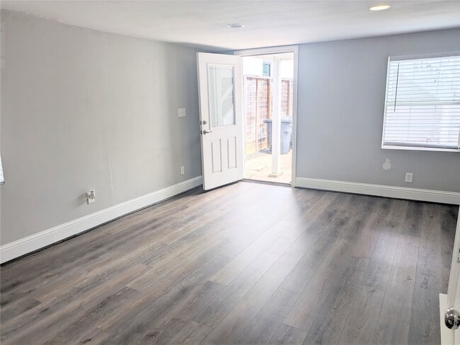 Building Photo - 813-812 Alexander St