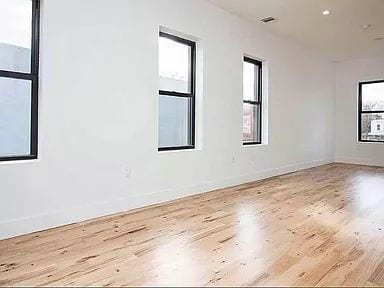 Building Photo - Beautiful one bed, one bath, duplex, boasts space and style.