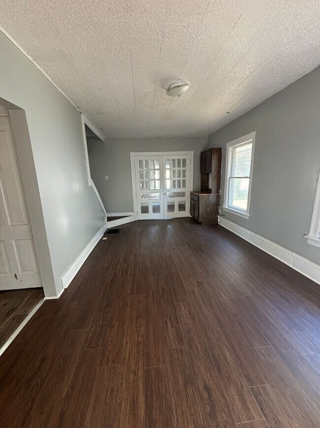 Building Photo - Spacious 4 bedroom, 1.5 bathroom house nea...