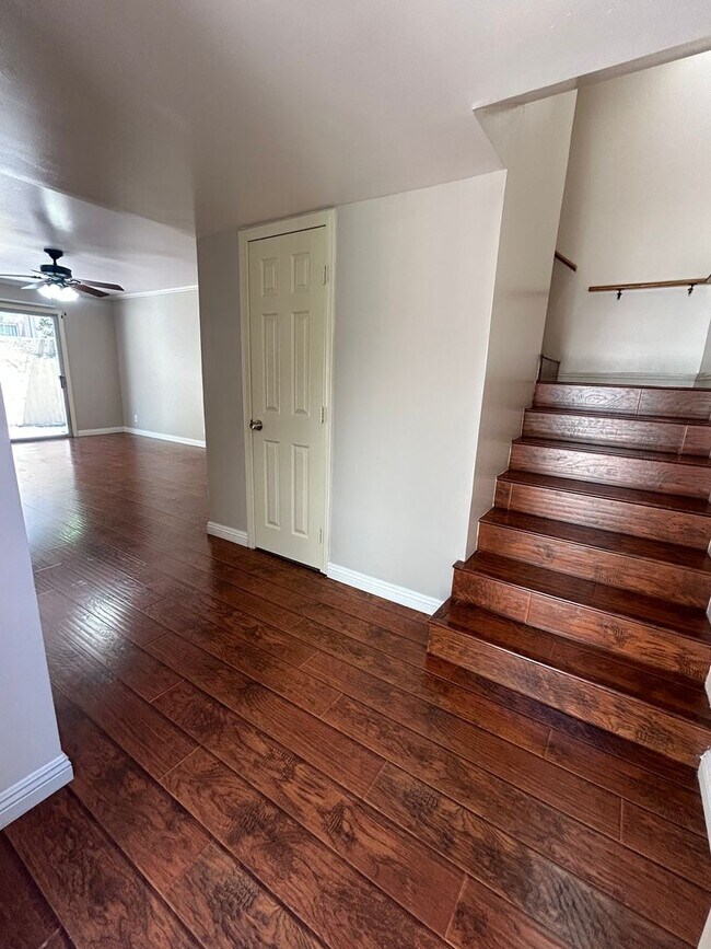 Foto del edificio - Spacious 2-bedroom with bonus room townhom...