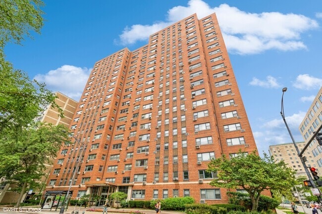 Building Photo - 2909 N Sheridan Rd