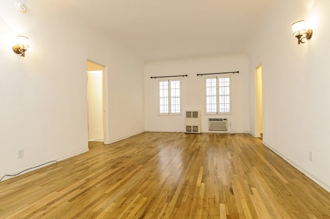 Building Photo - 140 Roxbury Dr