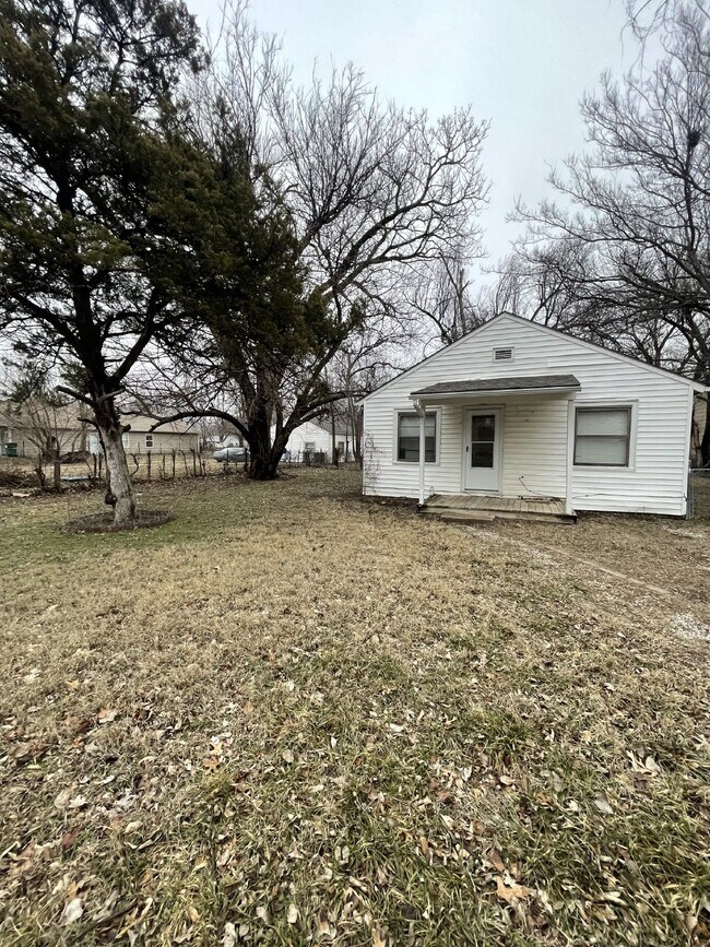 Foto del edificio - "Charming 3-Bed Home with Gleaming Hardwood Floors in Prime Wichita Location!"  Hurry! Limited-Ti...