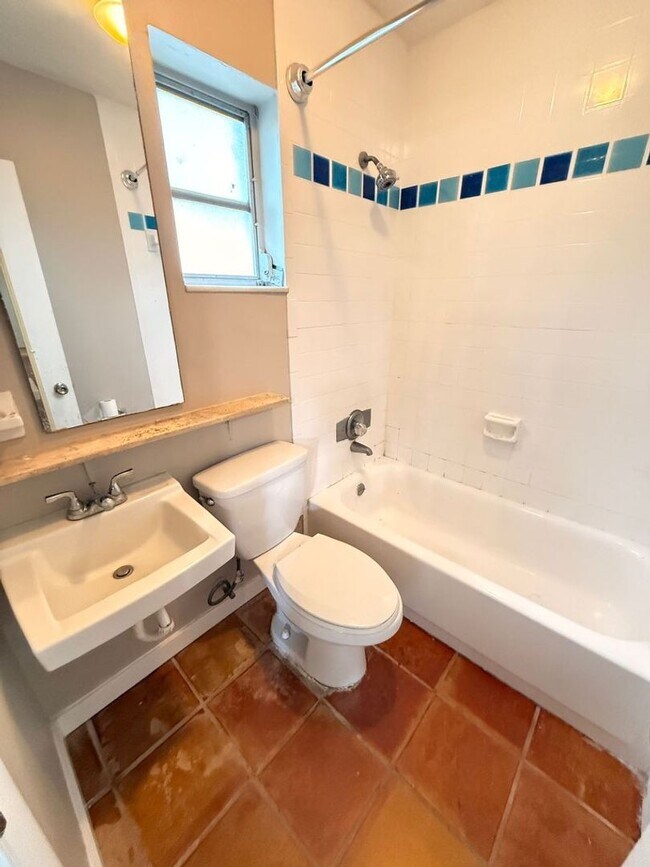 Foto del edificio - 1151 - 1159 NE 18 STREET #1-5