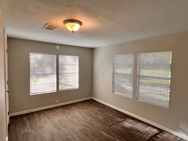 Building Photo - 4069 Villa Rd