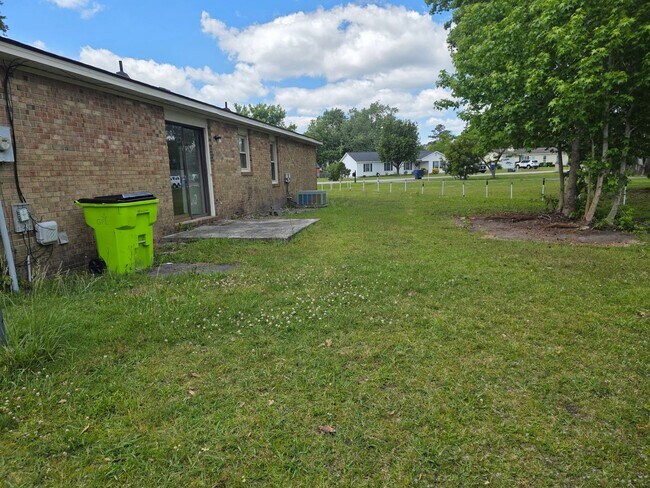 Foto del edificio - 4 Bedroom house with bonus room and large yard.