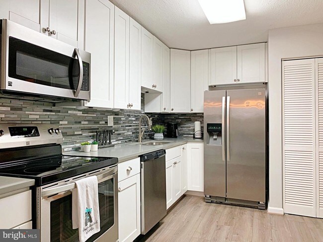 Foto del edificio - 8340 Greensboro Dr