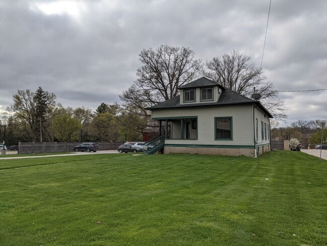 Building Photo - AVAILABLE NOVEMBER 2025!  4-bedroom, 2-bat...