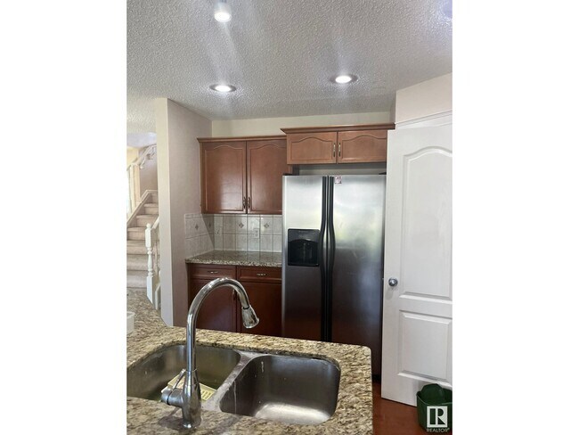 Photo du bâtiment - 4610-162A 162A Ave