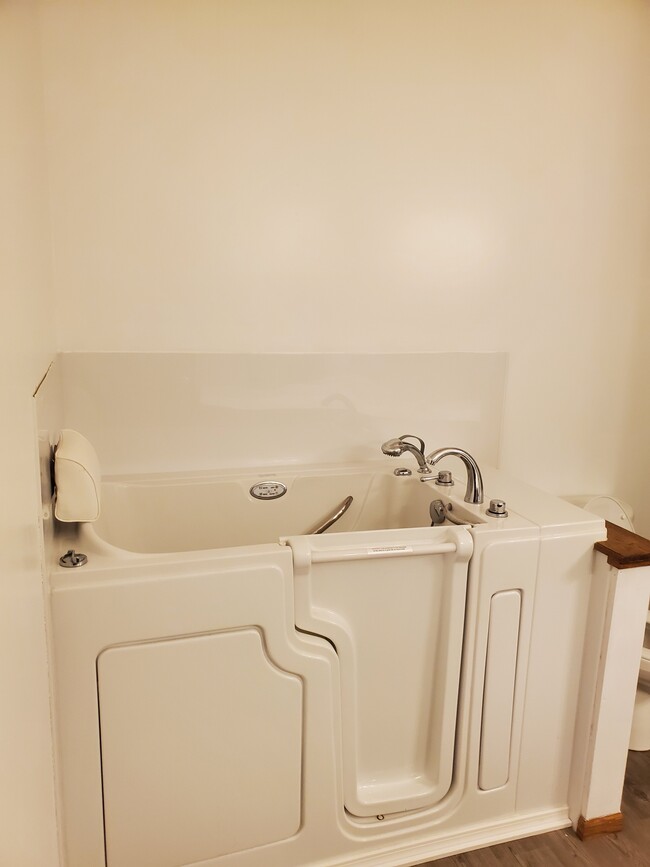 Jacuzzi tub - 1803 Green St