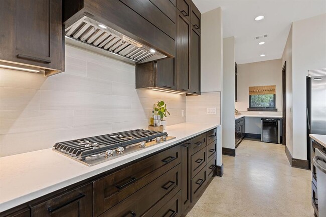 Building Photo - 600 S Oak Forest Dr
