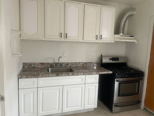 Foto del edificio - 674 E 115th St