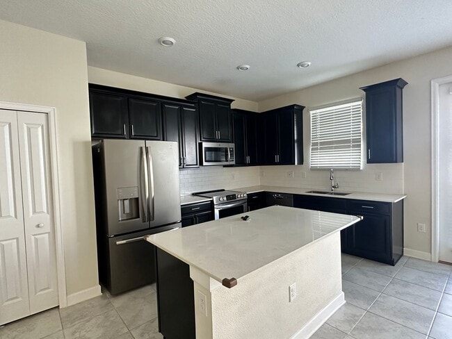 Foto del edificio - 4 Bed 3.5 Bath Townhouse In Storey Lake