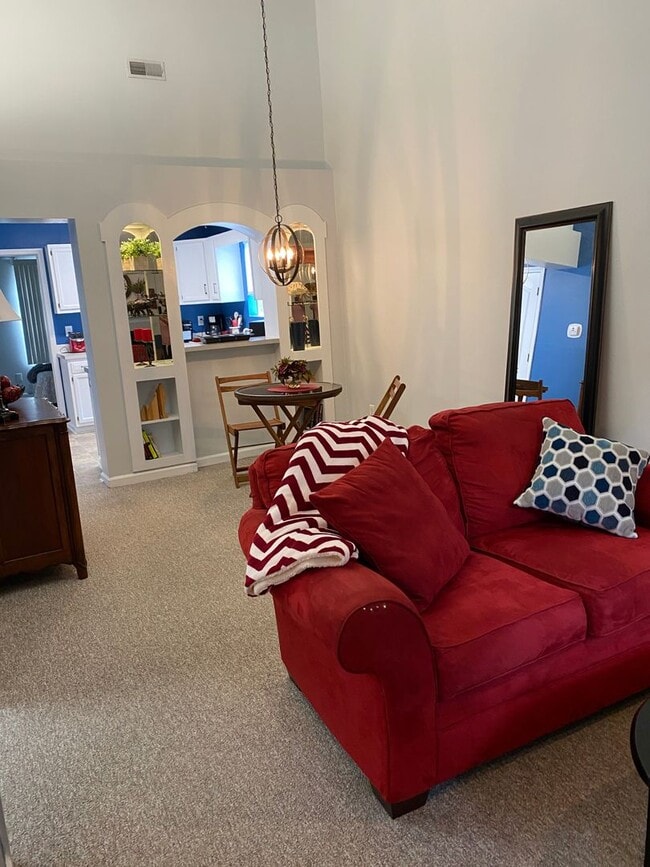 Building Photo - 2 Bed 1 .5 Bath Condo