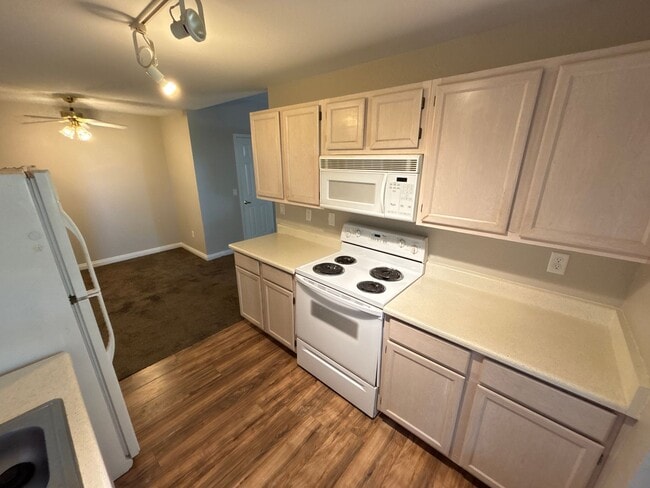Building Photo - Cozy 1Bed/1Bath 2nd floor Condo in Henderson!  MOVE IN SPECIAL- $300 OFF FIRST MONTHS RENT!