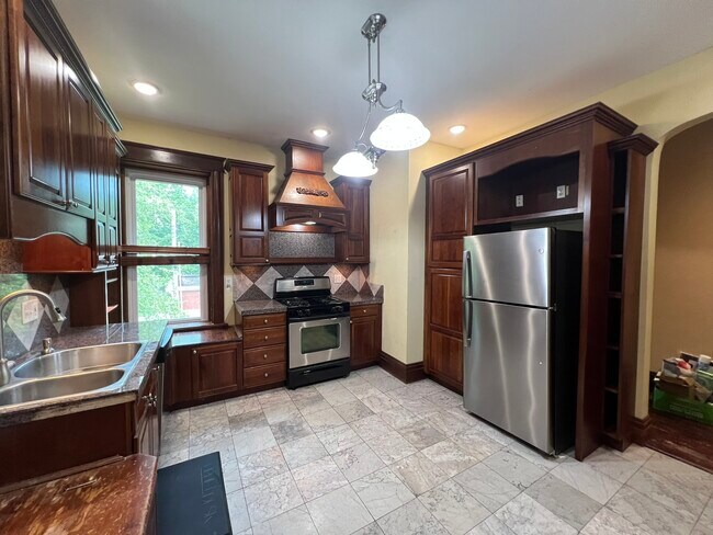 Cocina - 3457 Arsenal St