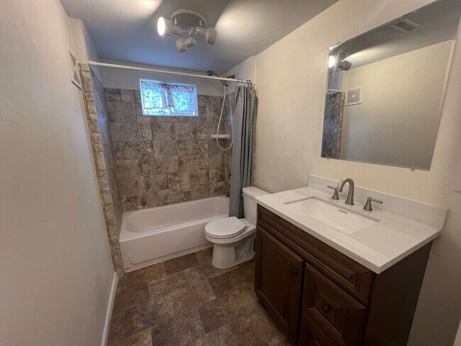 Foto del edificio - Blocks to the Ferry, Shipyard, Manette & More! 2 BR Available in DT Bremerton!