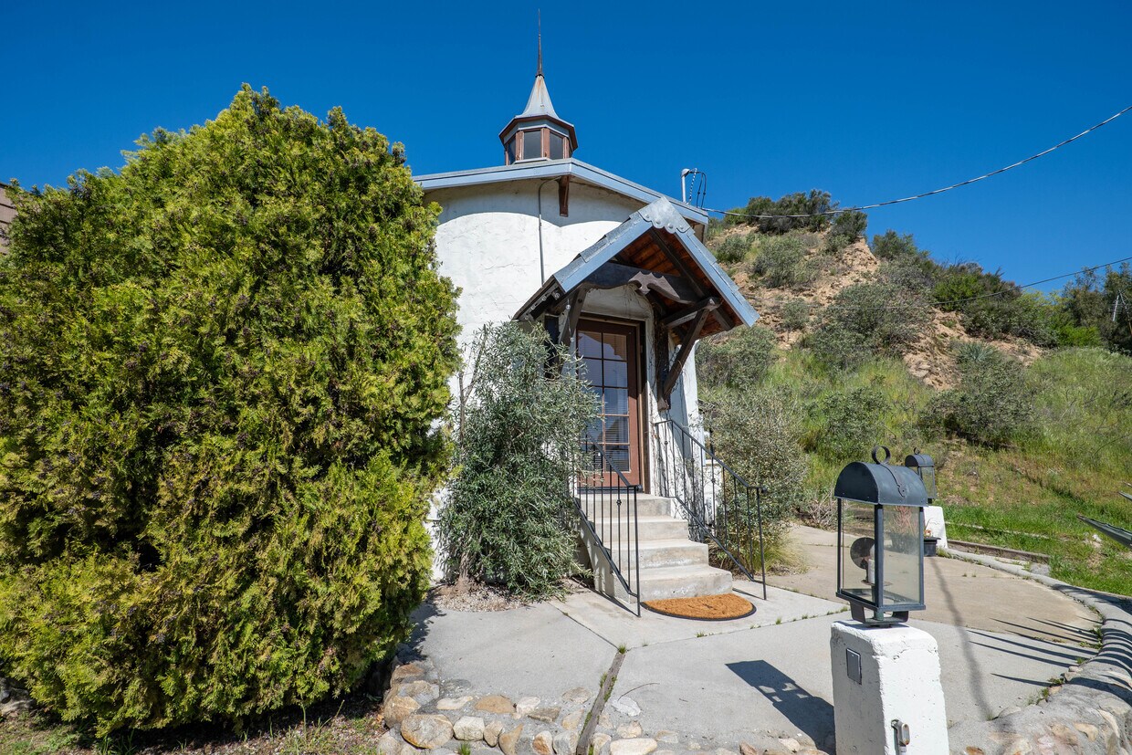 31161 Delwood St Unit Turret Studio, Castaic, CA 91384 Apartments in