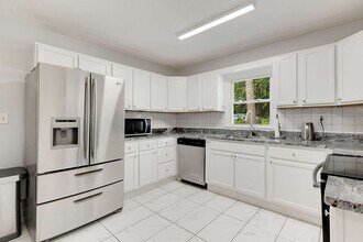 Building Photo - 553 Collingwood Dr