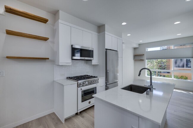 Building Photo - Townhouse in perfect Capitol Hill location!
