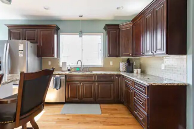 Foto del edificio - Original Charm With Modern Updates!!