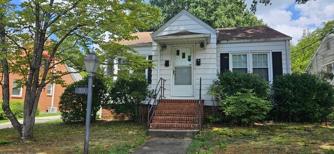 Building Photo - 703 Mayflower Dr