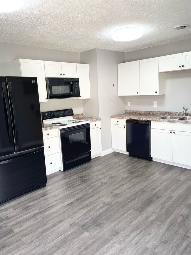 Building Photo - 2 Bdrm /1.5 Bath Townhome Church Hill, TN