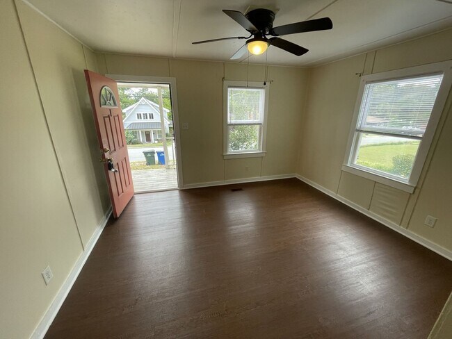 Building Photo - 1 Bd 1 Ba Triplex