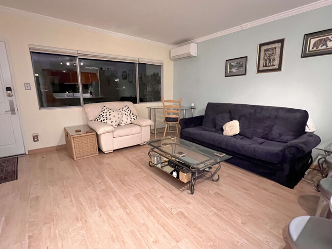 Foto del edificio - 1255 N HARPER Ave