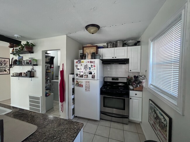 Kitchen - 509 Linda St