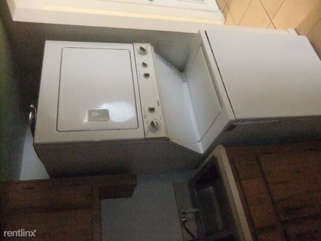 Building Photo - 837 Hickory St