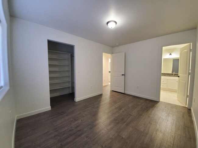 Building Photo - 1125 W Ivy Ave