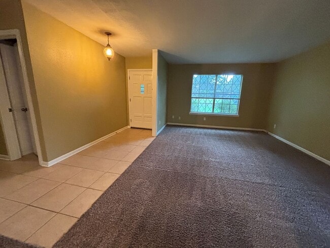 Foto del edificio - Corner lot in Southern Hills... Lawn included with rent.