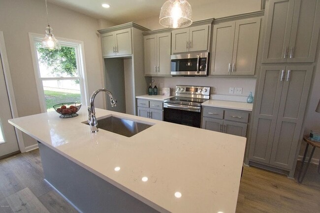 Building Photo - Nice 3B/2.5 Bth