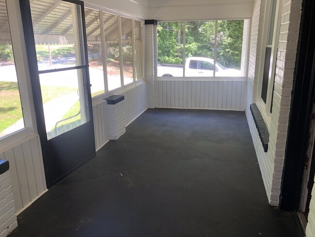 Foto del edificio - Great Location ! Spacious Backyard!