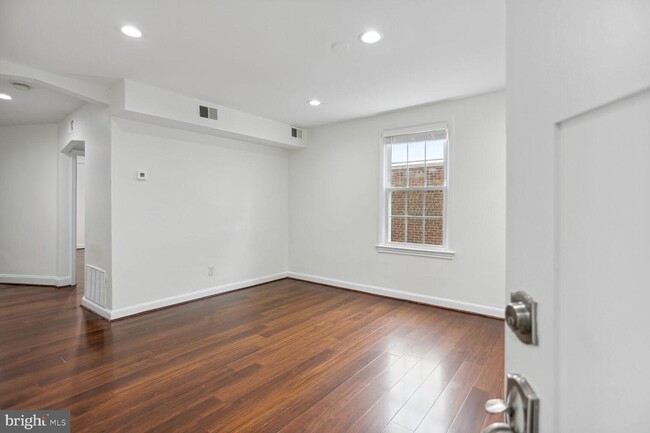 Building Photo - 2828 Buena Vista Terrace SE