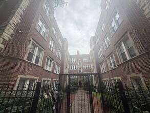 Building Photo - 7346 N Damen Ave