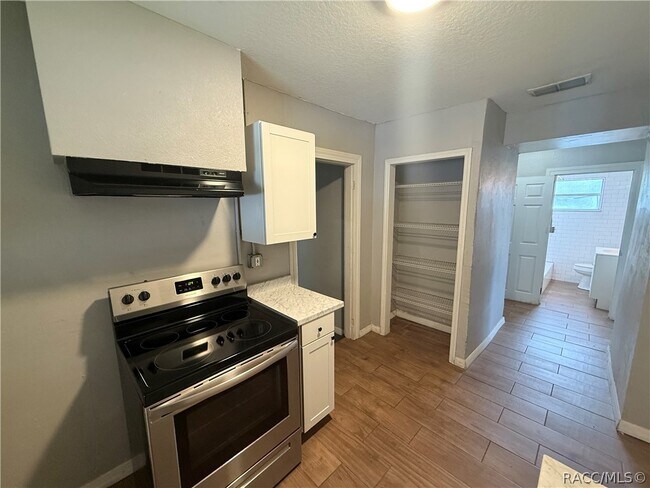 Building Photo - 917 Zephyr St