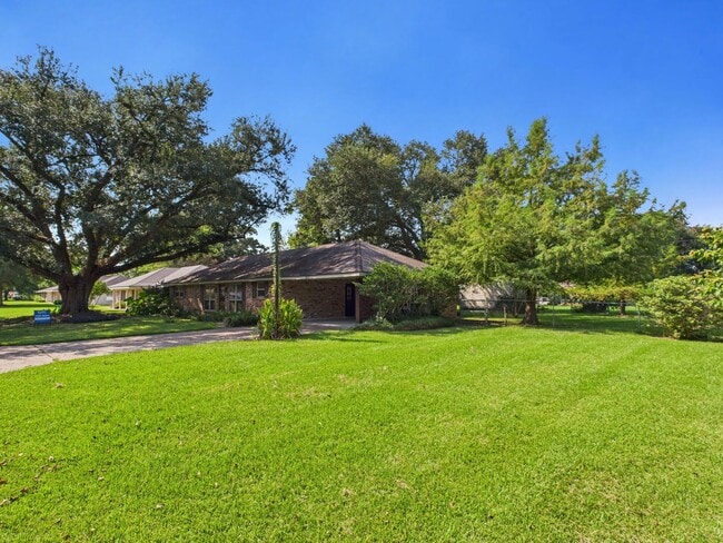 Building Photo - 4 bedroom, 2.5 bathroom house available in...