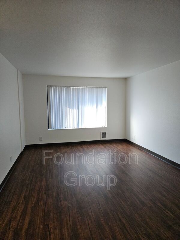 Building Photo - 321 10th Ave