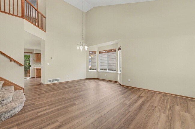 Foto del edificio - Spacious 5 Bedroom Home with Fenced Yard & 2 Car Garage